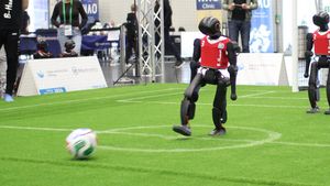 B-Human-Roboter beim Torschuss in einem Vorrundenspiel gegen Berlin United während der RoboCup German Open 2026 in Köln