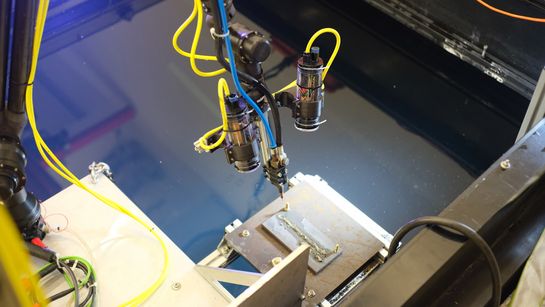 Roboter und Schweißnaht, hier eine Auftragsnaht in Wannenlage, nach einem Versuch.
