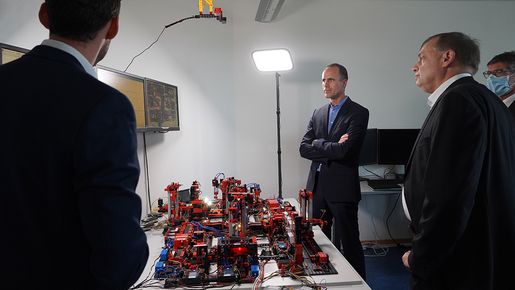 Clemens Hoch zu Besuch im IOT-Labor – Demonstration Fabriksimulation 