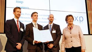 Staatssekretärin Brigitte Zypries mit dem Gewinnerteam von ioxp