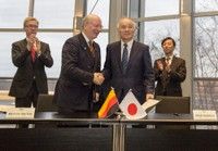 Prof. Wolfgang Wahlster und Dr. Ryoji Chubachi nach der Unterzeichnung des Memorandum of Understanding