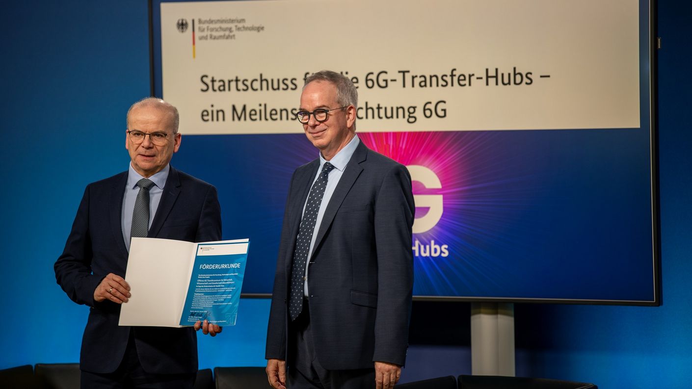 Uebergabe der Foerderurkunde