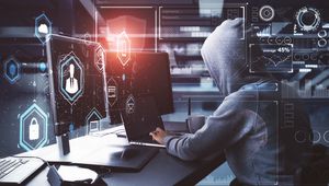 Person im Kapuzenpullover, die am Computer sitzt. Im Vordergrund Illustrationen zum Thema CyberCrime.