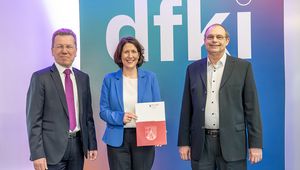 Foto der Bescheiduebergabe