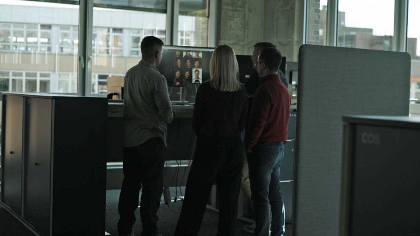 Nadja und Fabian Tschök vorm Bildschirm rekonstruieren Phantombild ihres Bruders 