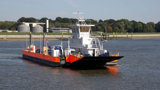 The “Farge” ferry crossing the Weser between Farge and Berne.