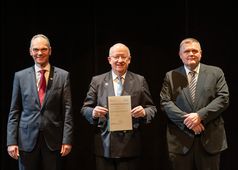 University President Ralph Bruder (left) and Dean Rudolf Schröder (right) congratulated Wolfgang Wahlster on his honorary doctorate. Photo: Stephan Walzl, Theater Photographer, Oldenburg State Theater