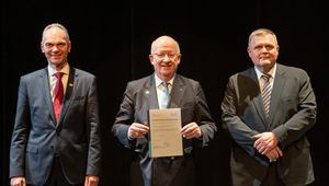 University President Ralph Bruder (left) and Dean Rudolf Schröder (right) congratulated Wolfgang Wahlster on his honorary doctorate. Photo: Stephan Walzl, Theater Photographer, Oldenburg State Theater
