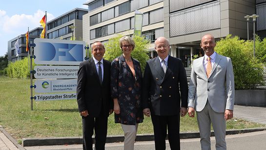 Minister Wolf, Bundesministerin Karliczek, Prof. Wahlster und Prof. Dengel vor dem DFKI-Gebäude in Kaiserslautern.