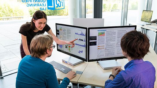 Eine Mitarbeiterin zeigt im iQL ein System für alternative Lehr- und Lernmethoden.