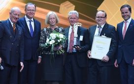 Prof. Wahlster überreicht Hermes Award 2015 bei der HANNOVER MESSE