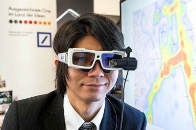 Person mit Eye-Tracking-Brille