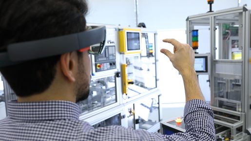 Person blick durch SmartGlasses auf Industrie 4.0-Modul