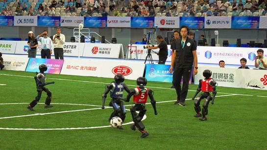 Roboter gegen Roboter - B-Human kickt den Ball