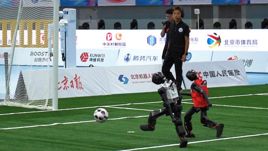 B-Human-Roboter zielt ins Tor