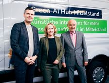 Green-AI Hub Mittelstand: Bundesumweltministerin Steffi Lemke gibt das Startsignal für das Green-AI Hub Mobil