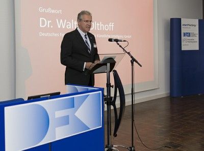 Dr. Walter Olthoff bei seinem Grußwort