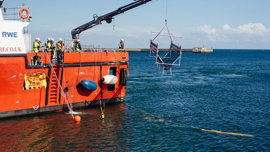 Ausbringen des AUVs DeepLeng von einem CTV