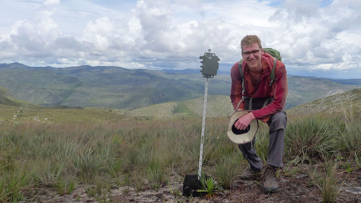 DFKI researcher Hannes Kath next to audio measure device in the brasilian rainforest
