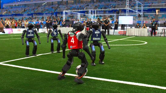 Einer gegen Viele - B-Human-Roboter setzt zum Torschuss an