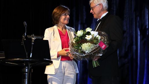 MP RLP Malu Dreyer übergibt Prof. Zühlke einen Blumenstrauß.