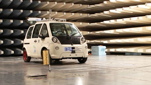 Die MIA-Plattform befindet sich bei einem EMV-Test in einer EMV-Kammer.