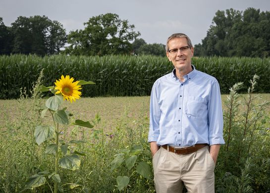 Foto Prof. Hertzberg auf dem Feld