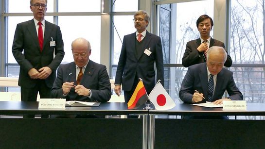 Prof. Wolfgang Wahlster und Dr. Ryoji Chubachi bei der Unterzeichnung des Memorandum of Understanding