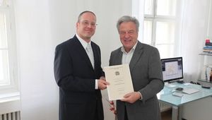 Professor Volker Linneweber ernennt Dr. Peter Fettke zum Professor