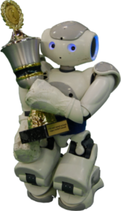 Roboter mit Pokal in den Armen, witzig weil Roboter und Pokal ungefähr gleich groß sind.