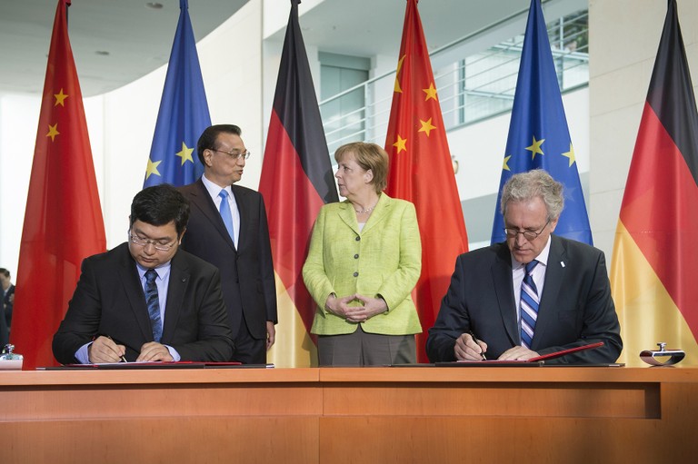 Unterzeichnung des MoU durch Dr. Yan Cui, CEO 4DAGE, und Dr. Walter Olthoff, CFO DFKI, im Beisein des chinesischen Premierministers Li Keqiang und der Bundeskanzlerin Angela Merkel