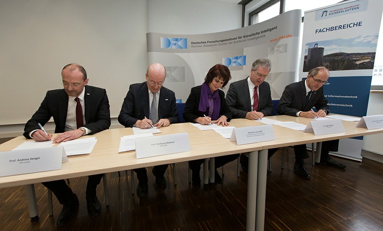 Gruppenfoto bei der Unterzeichnung der Grundsatzvereinbarung