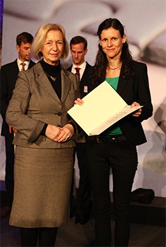 Ministerin Wanka (l.) und Gabriele Bleser (r.)